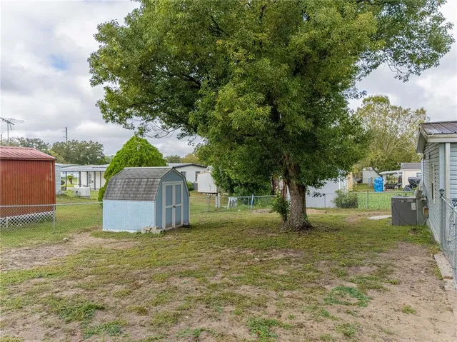 a view of a backyard