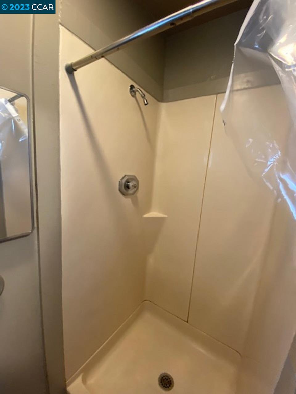 514 Talbot Avenue, Unit 514B Albany, CA 94706 - Photo 8 of 12 a bathroom with a tub