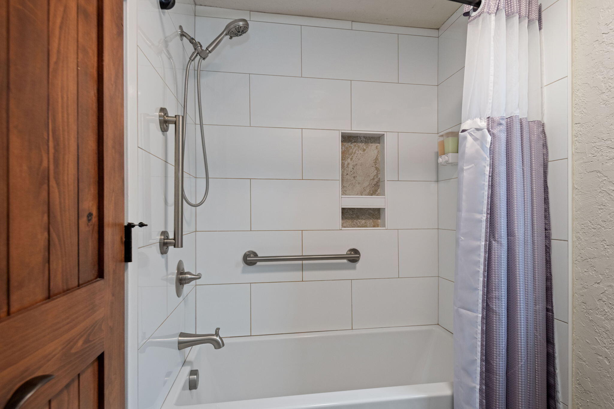 17654 Pinnacle Lane, Unit 16 Sunriver, OR 97707 - Photo 18 of 28 a bathroom with a shower