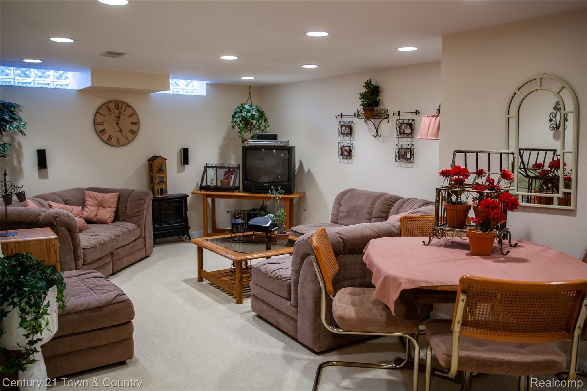 292 Thalia Avenue Rochester, MI 48307 - Photo 10 of 36 292 Thalia-9933.jpg