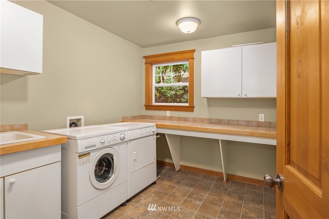 9203 Park Road Edmonds, WA 98020 - Photo 30 of 40 a utility room with dryer and washer