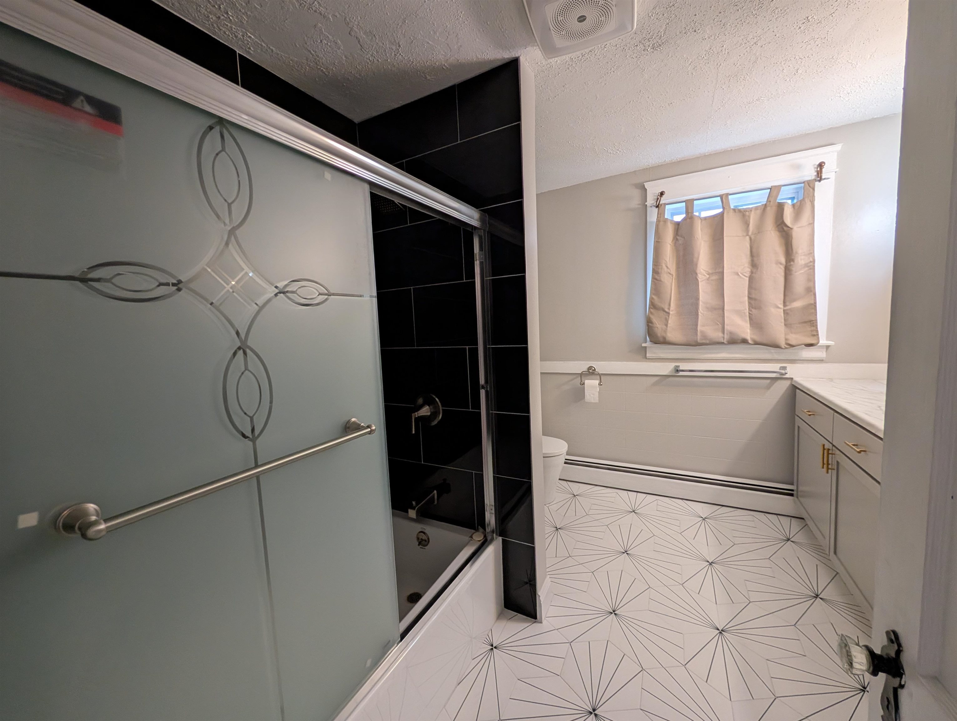 52 Mammoth Road Manchester, NH 03109 - Photo 11 of 27