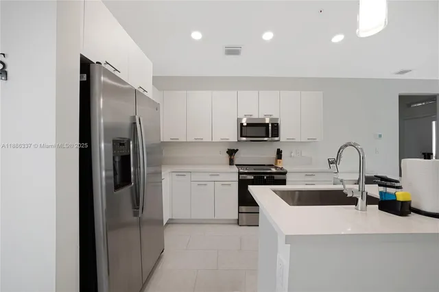 $3,300 | 8167 Northwest 41st Street, Unit E203, Doral, FL 33166