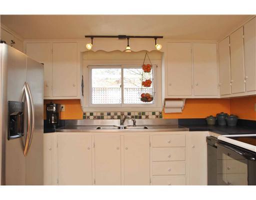 212 Main Street Freeport, ME 04032 - Photo 3 of 18 Kitchen.