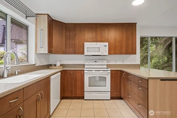 $425,000 | 9912 Northeast 142nd Place, Unit B201, Kirkland, WA 98034