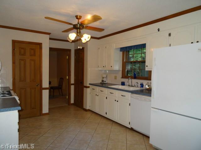 7013 Bridgewood Road Clemmons, NC 27012 - Photo 5 of 16 Kitchen.
