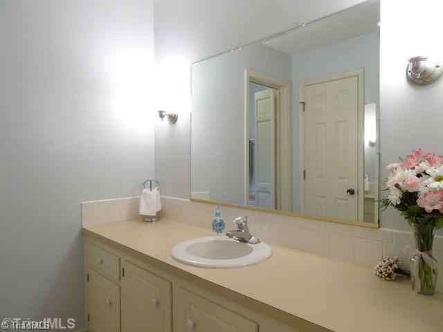 7013 Bridgewood Road Clemmons, NC 27012 - Photo 8 of 16 Master Bath/Spa.