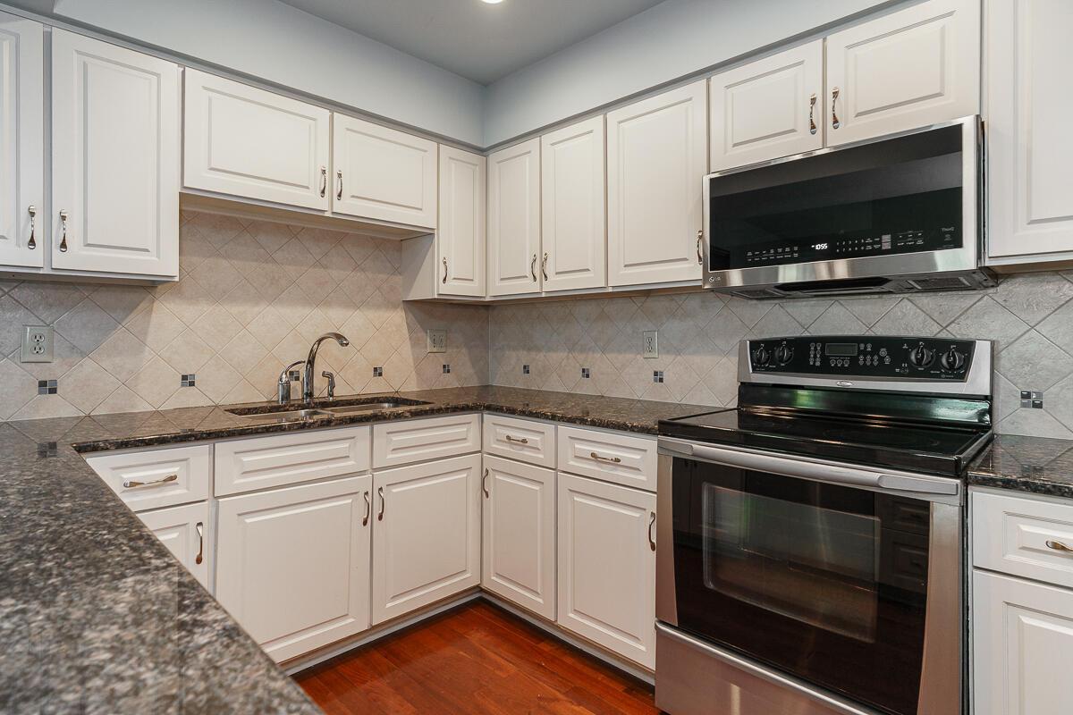 2198 Sandston Road Columbus, OH 43220 - Photo 11 of 39 Electric Range