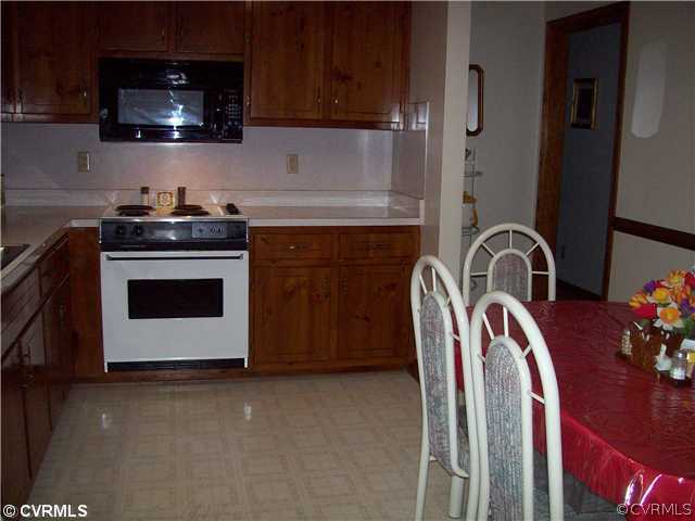 8911 Stagg Run Road Charles City, VA 23030 - Photo 7 of 12 Kitchen - OPEN KITCHEN BUILT IN MICROWAVE