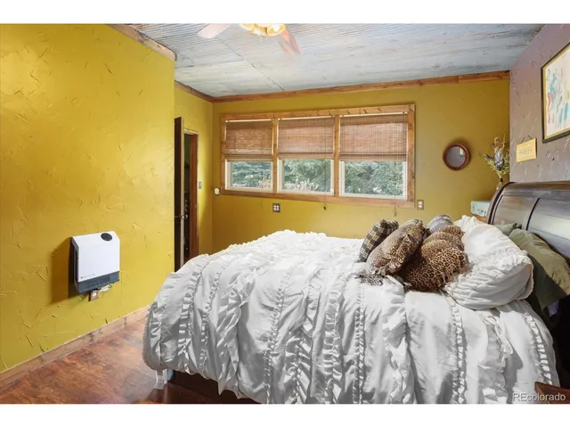 a view of a livingroom with furniture and a ceiling fan
