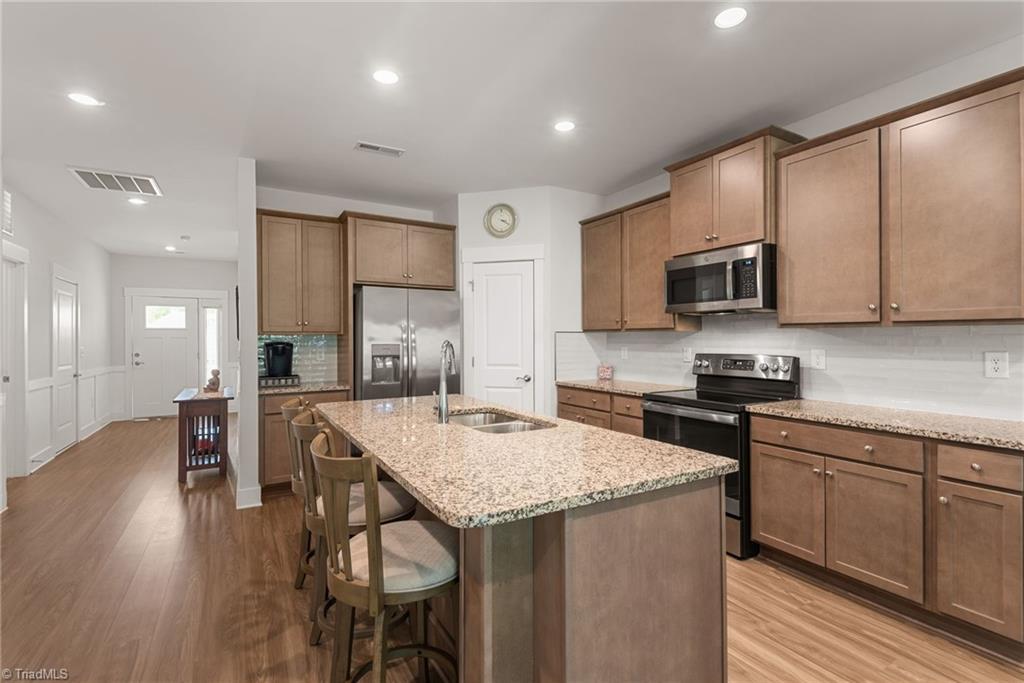 3933 Sudley Point Jamestown, NC 27282 - Photo 4 of 20