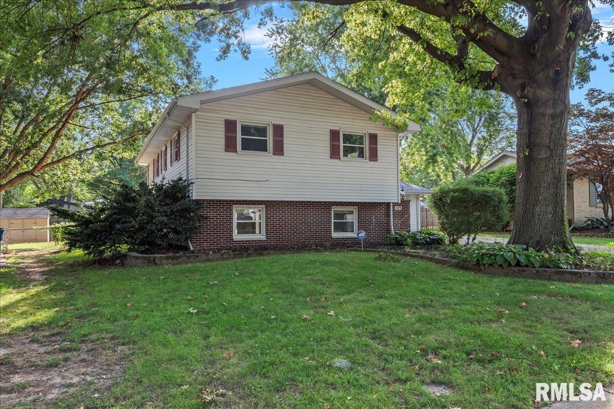 209 Cartwright Drive Springfield, IL 62704 - Photo 3 of 31