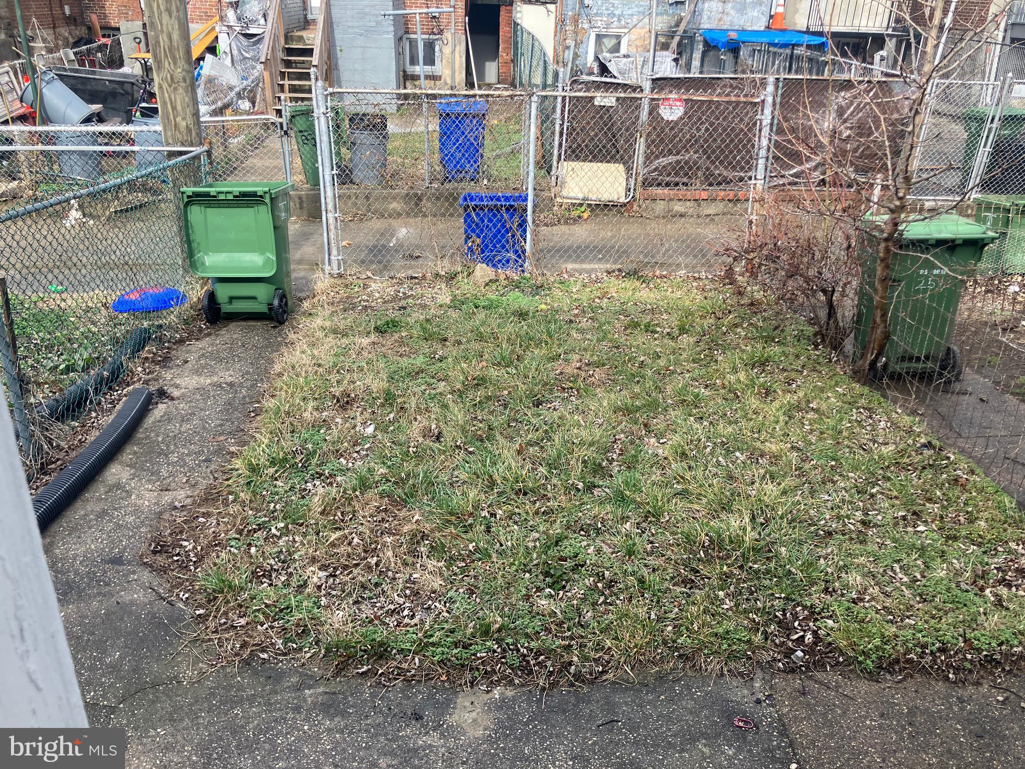 2540 Aisquith Street Baltimore, MD 21218 - Photo 11 of 15 a backyard of a house with lots of green space