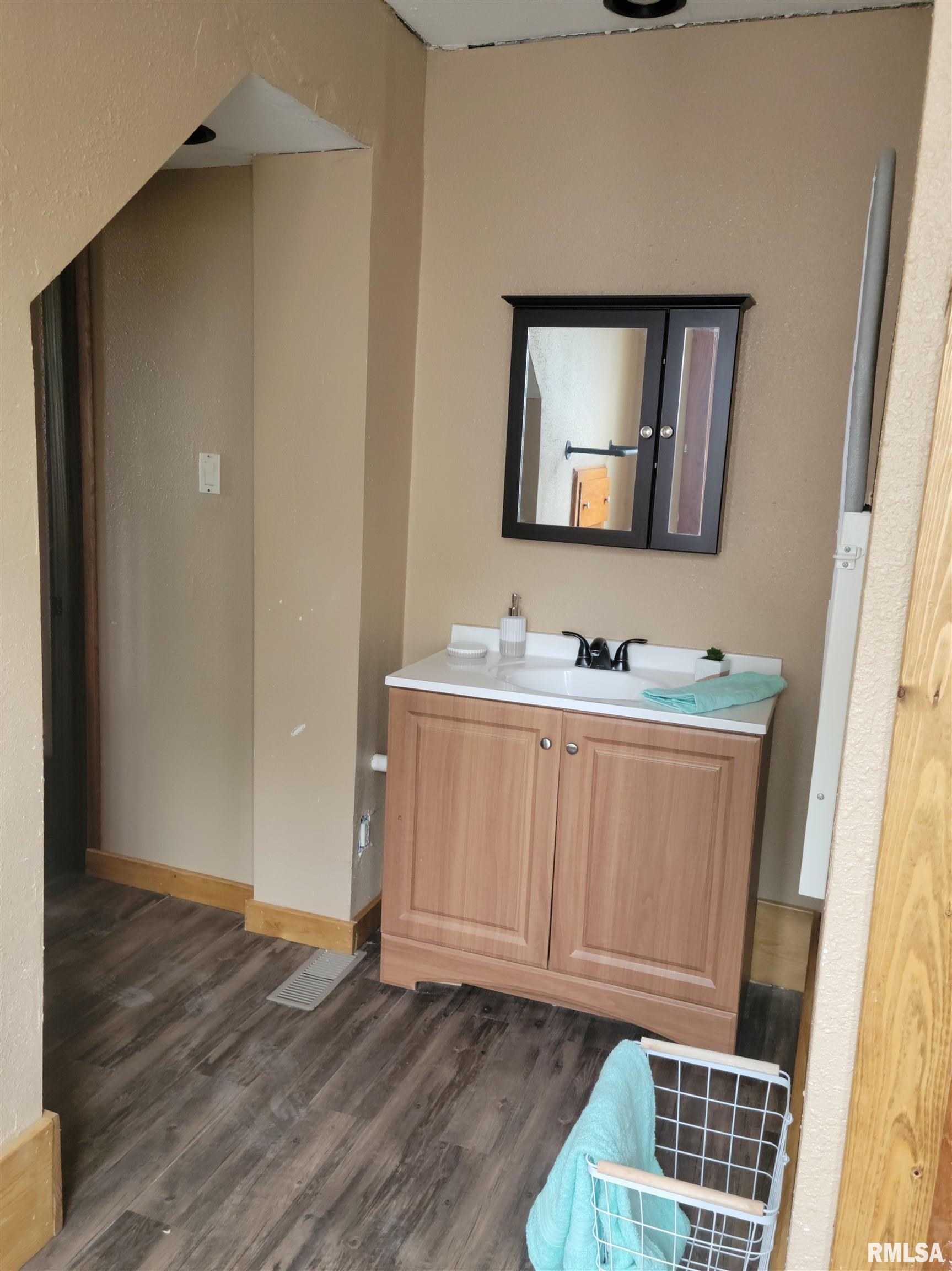 252 Howard Place Canton, IL 61520 - Photo 17 of 27 Gallery Image 17