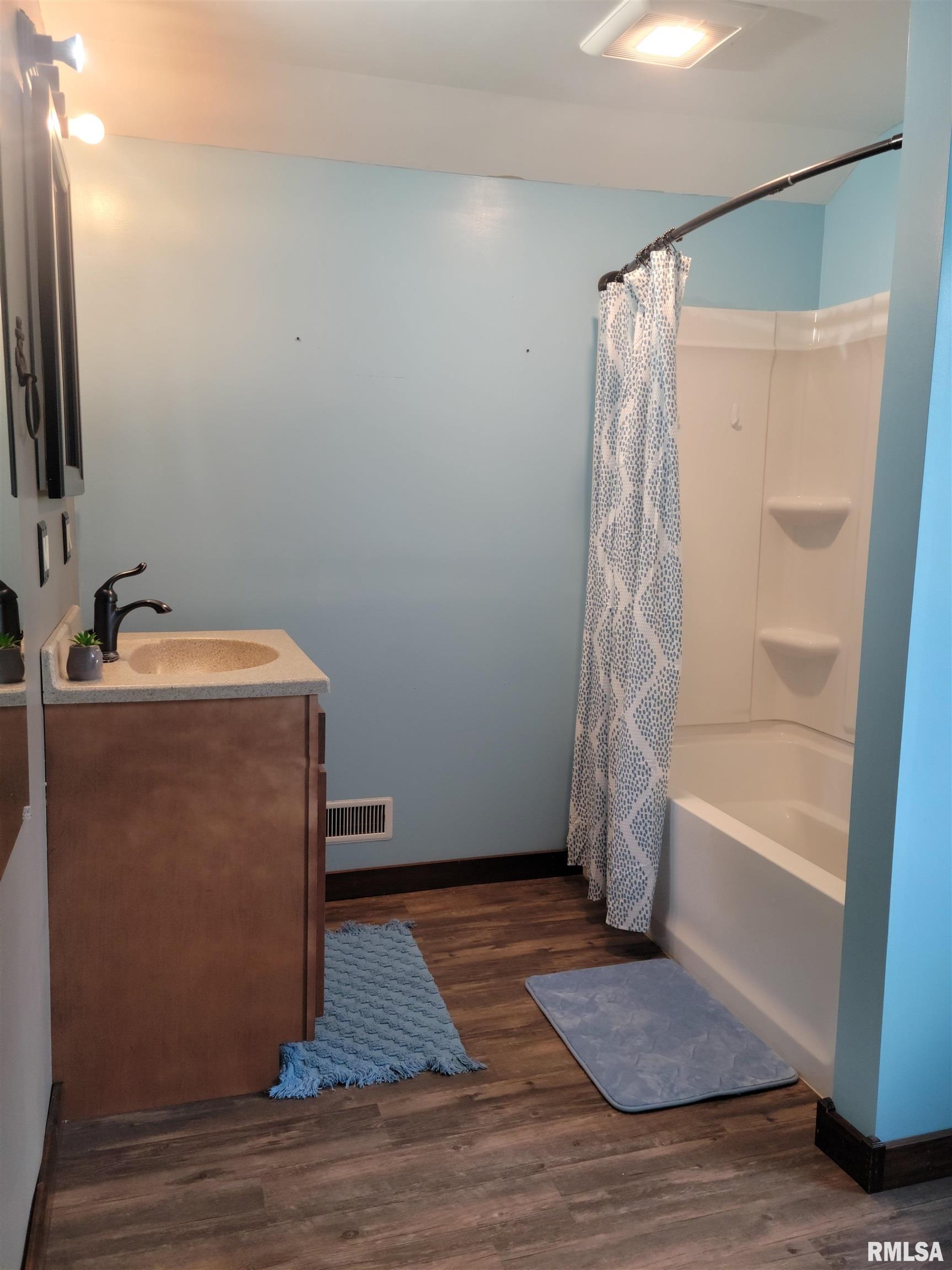 252 Howard Place Canton, IL 61520 - Photo 22 of 27 Gallery Image 22