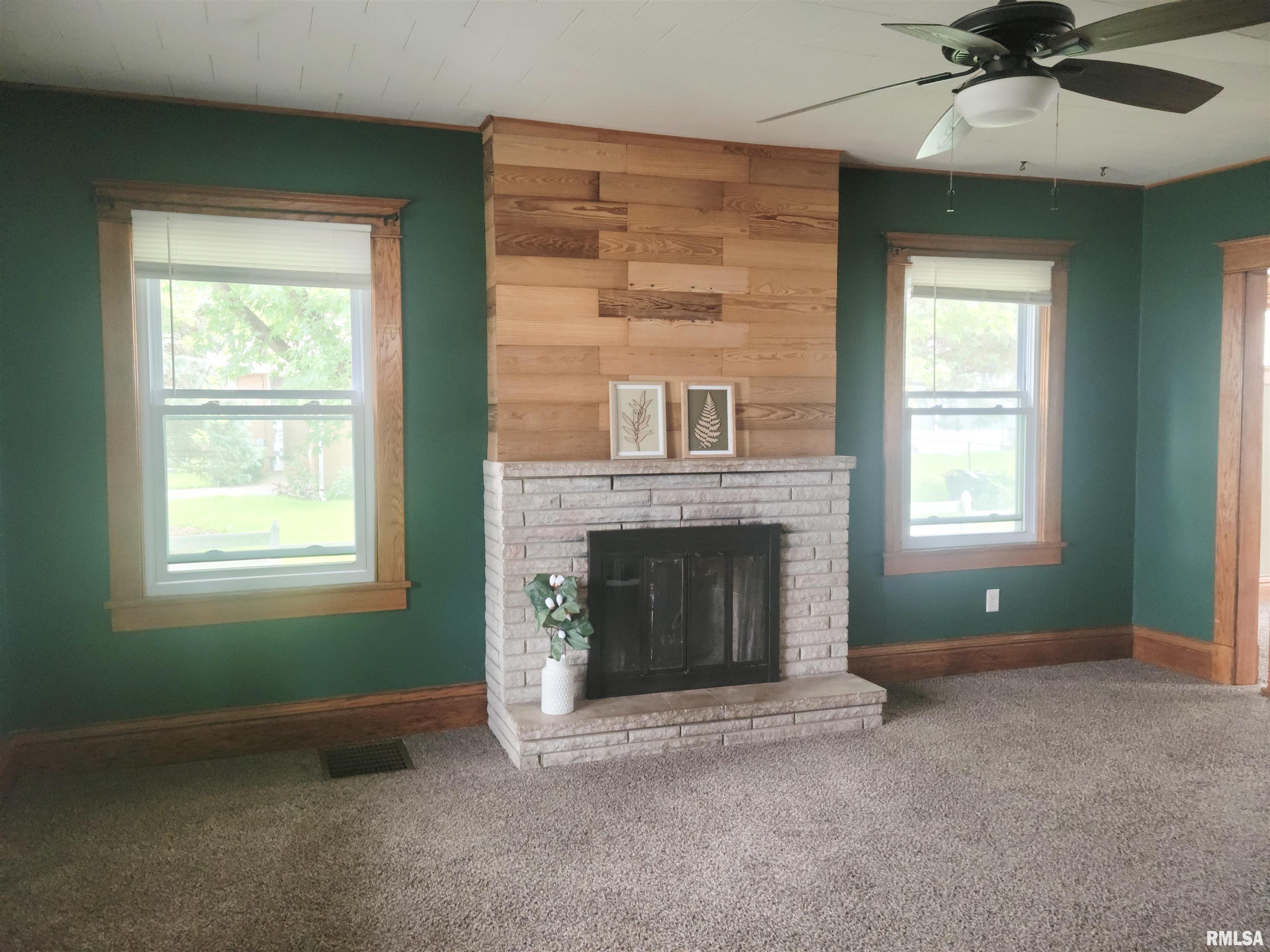 252 Howard Place Canton, IL 61520 - Photo 3 of 27 Gallery Image 3