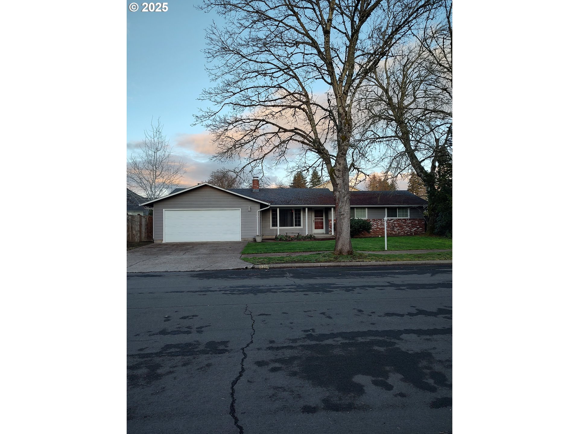 2793 Summer Lane Eugene, OR 97404 - Photo 2 of 15 a front view of a house with a garden