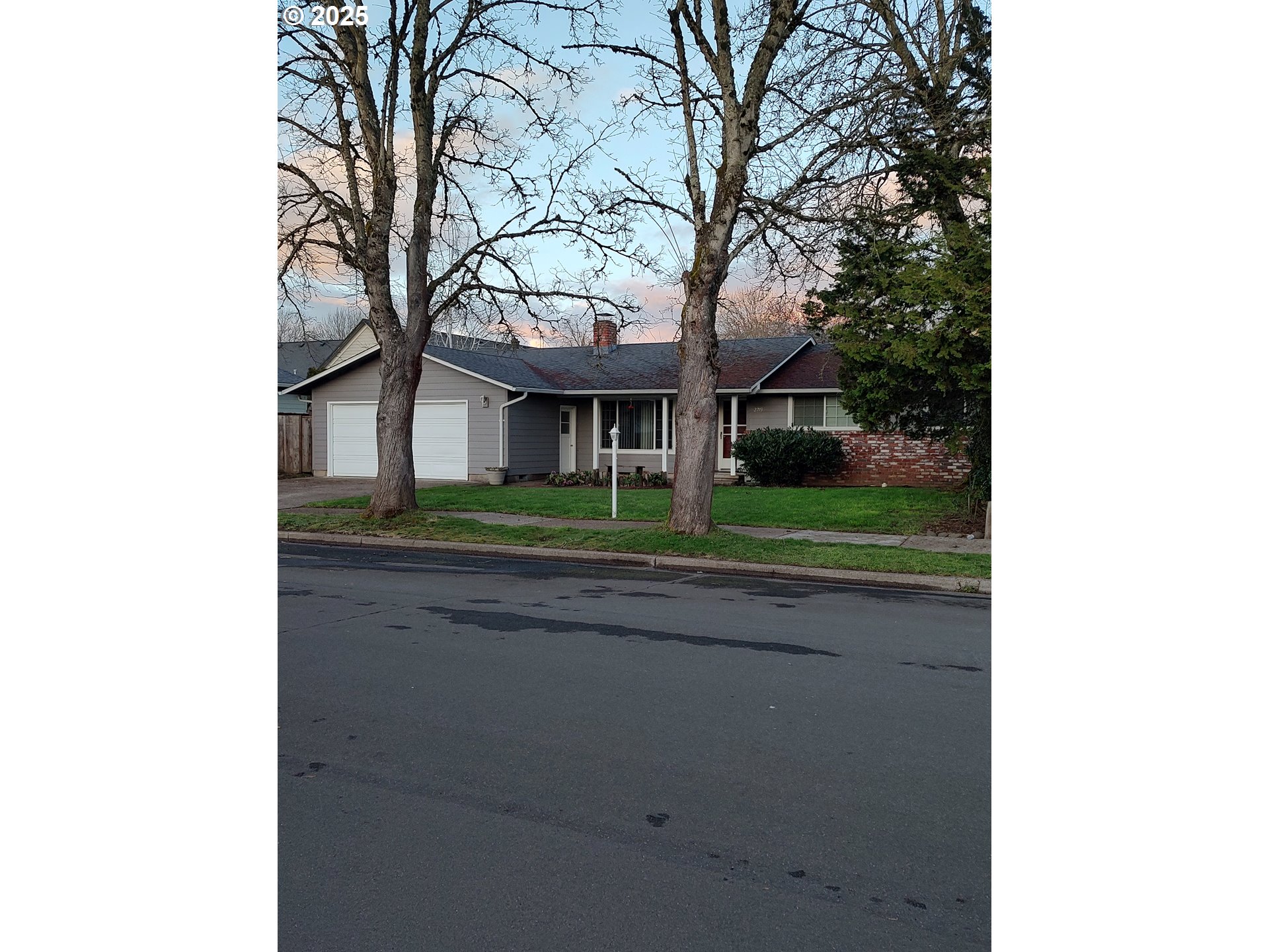 2793 Summer Lane Eugene, OR 97404 - Photo 3 of 15 a front view of a house with a garden