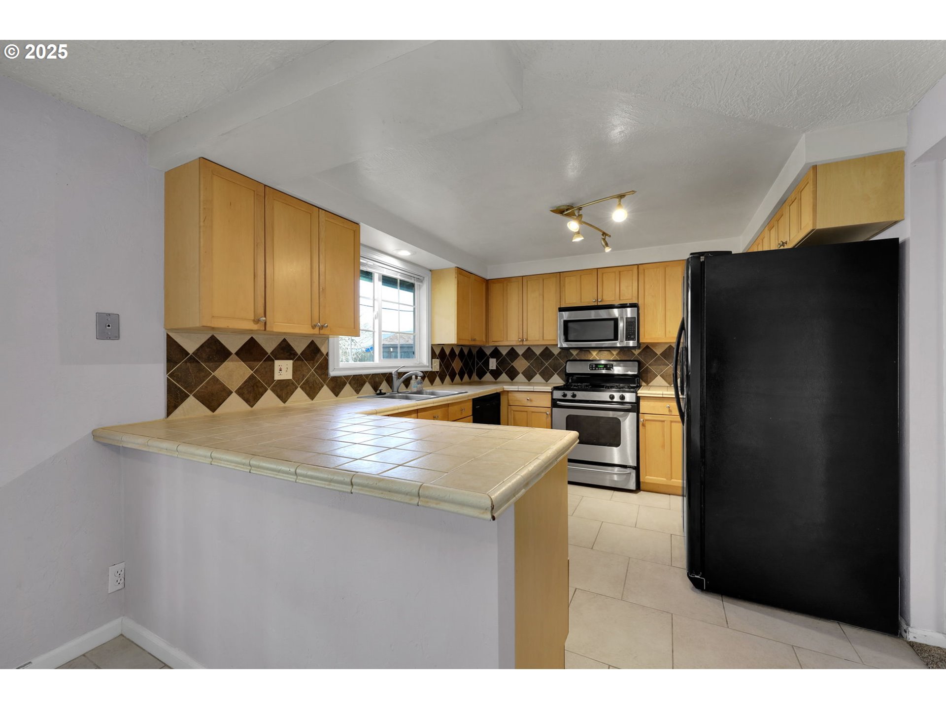 2793 Summer Lane Eugene, OR 97404 - Photo 4 of 15 a kitchen with stainless steel appliances granite countertop a refrigerator a sink a stove and oven