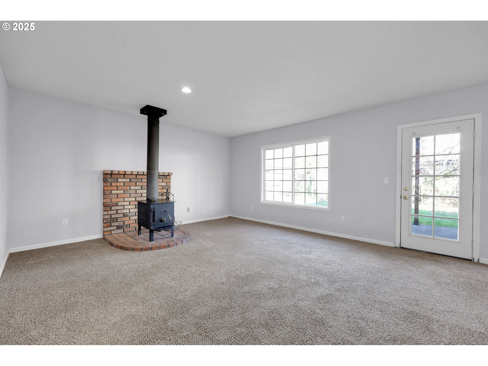 2793 Summer Lane Eugene, OR 97404 - Photo 6 of 15 a view of an empty room with a window