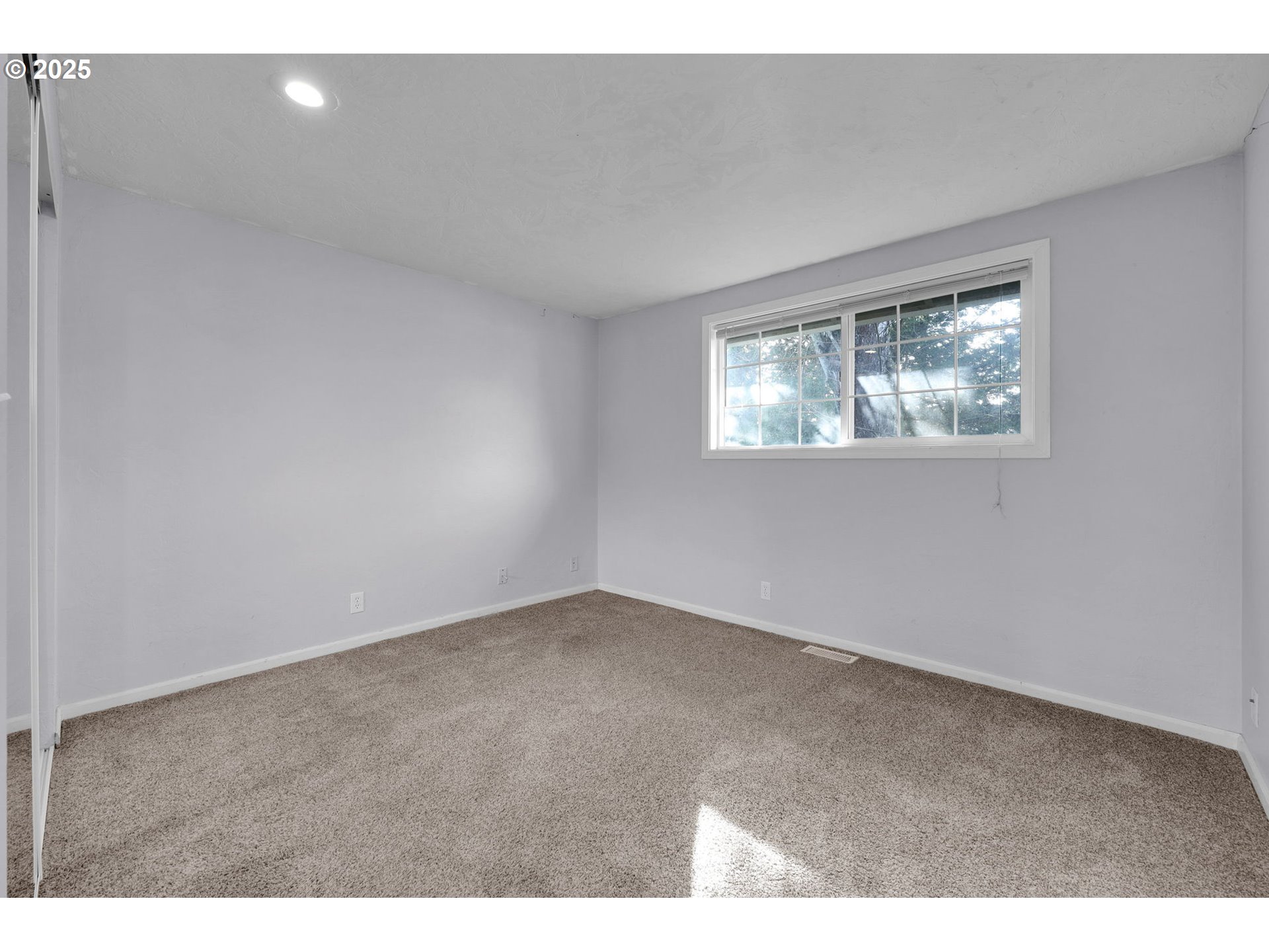 2793 Summer Lane Eugene, OR 97404 - Photo 10 of 15 an empty room with windows