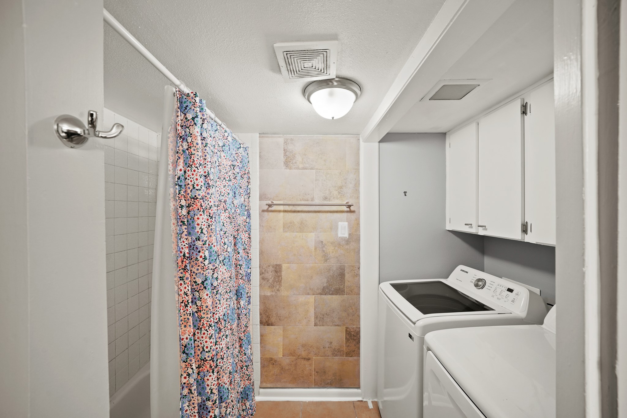 8517 Hearth Drive, Unit 5 Houston, TX 77054 - Photo 17 of 20 a room with a refrigerator and a window