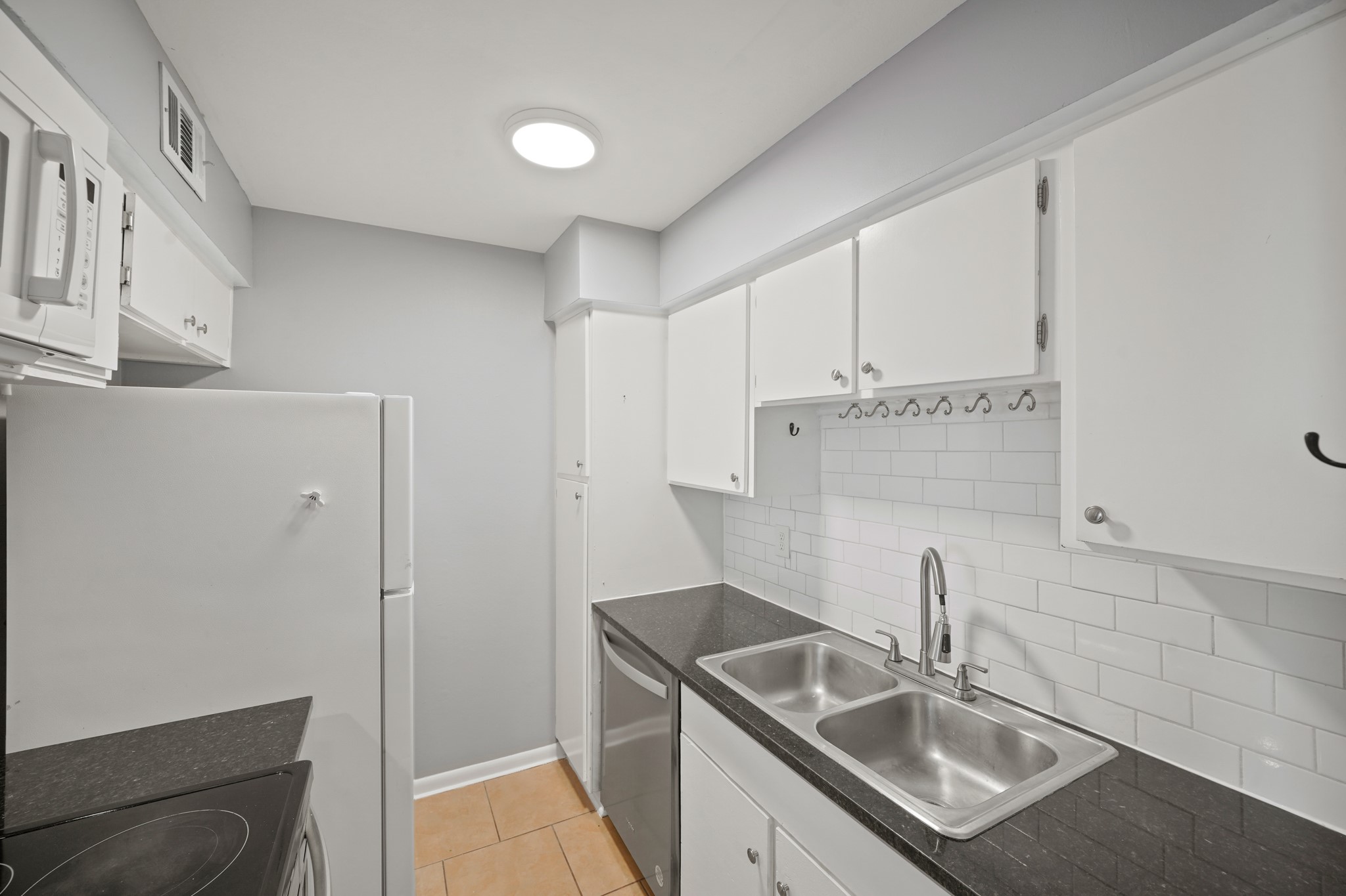 8517 Hearth Drive, Unit 5 Houston, TX 77054 - Photo 8 of 20 a bathroom with a sink and a mirror