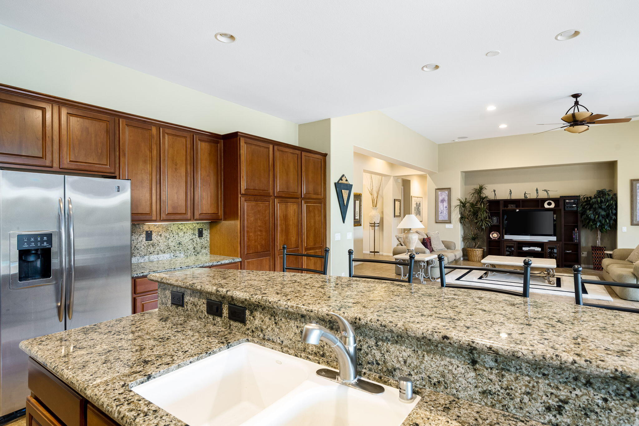 80262 Amazon Indio, CA 92201 - Photo 28 of 45 a living room with furniture and a table