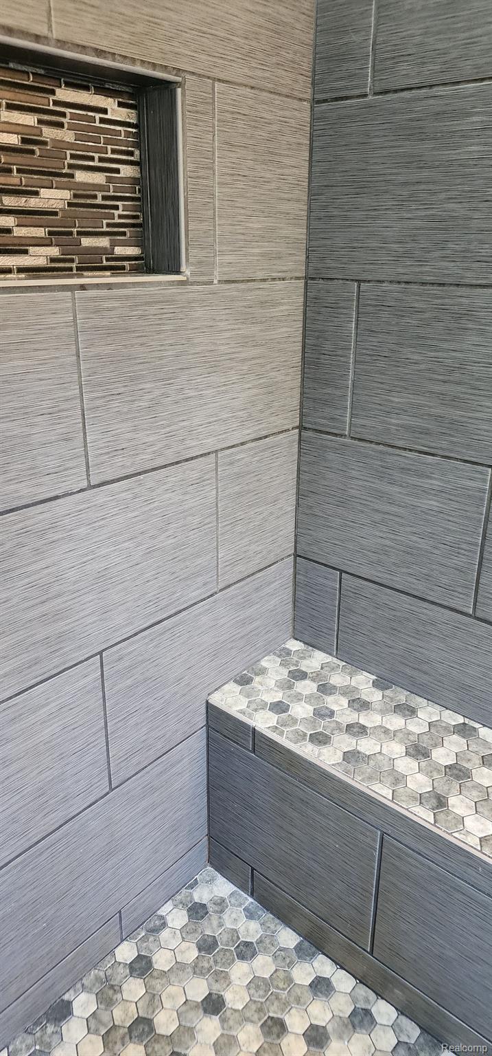 6562 Hawkins Road Jackson, MI 49201 - Photo 28 of 58 Primary shower