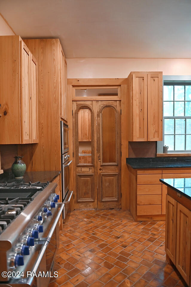 508 Interstate 49 Sunset, LA 70584 - Photo 19 of 45 Butler's pantry entrance