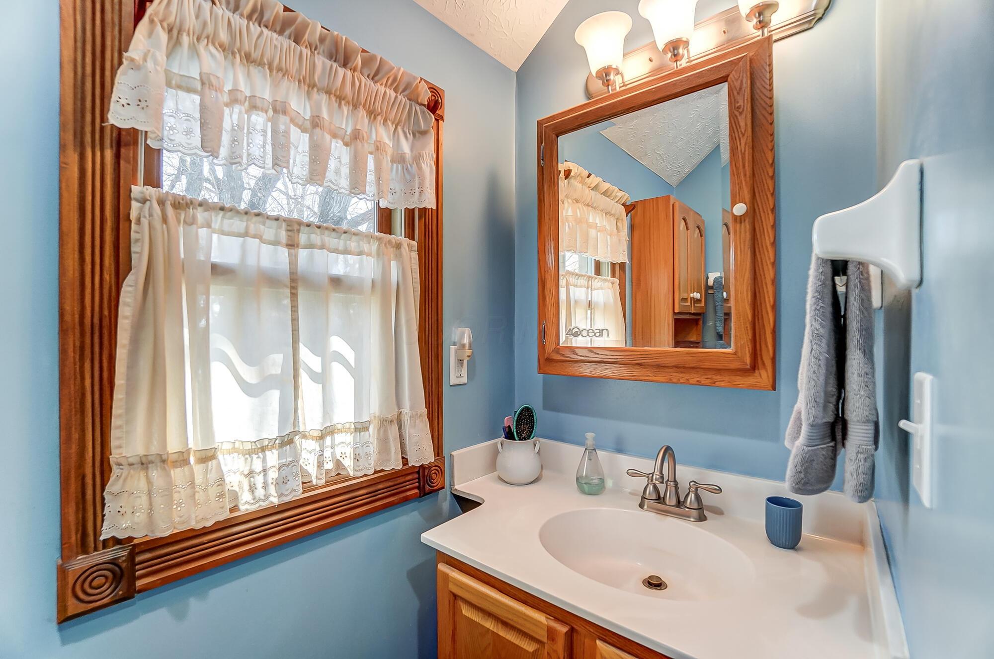11135 Basil Road Northwest Baltimore, OH 43105 - Photo 47 of 80 2nd Floor Full Bathroom - 11135 Basil Road NW, Baltimore, OH 43105