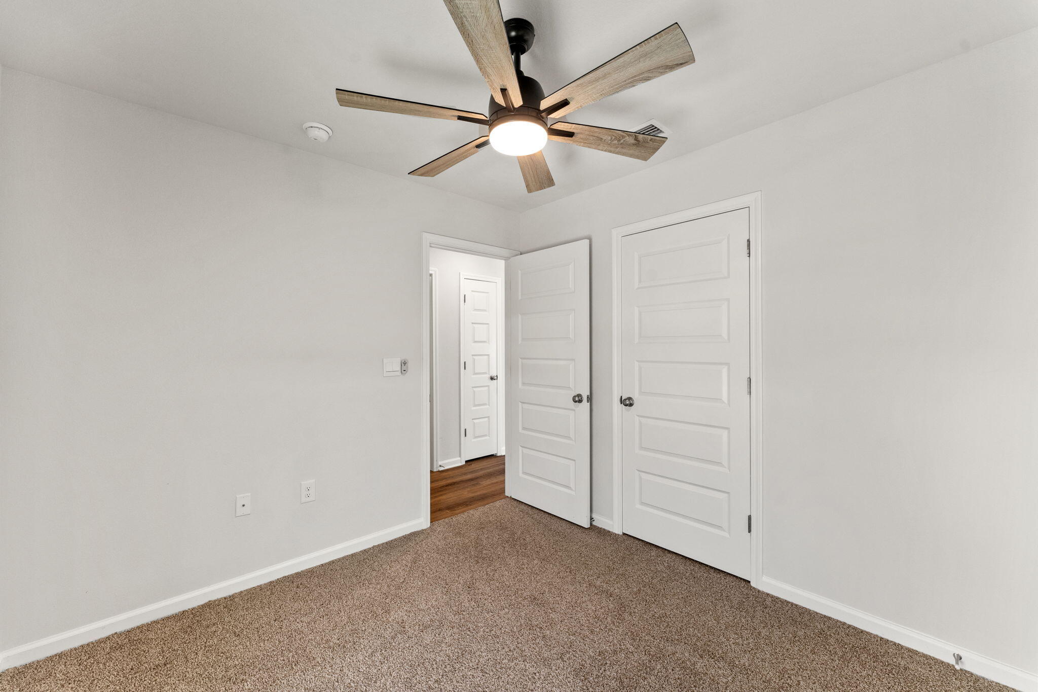 6570 Atkins Road Panama City, FL 32404 - Photo 18 of 50 an empty room with closet and a ceiling fan