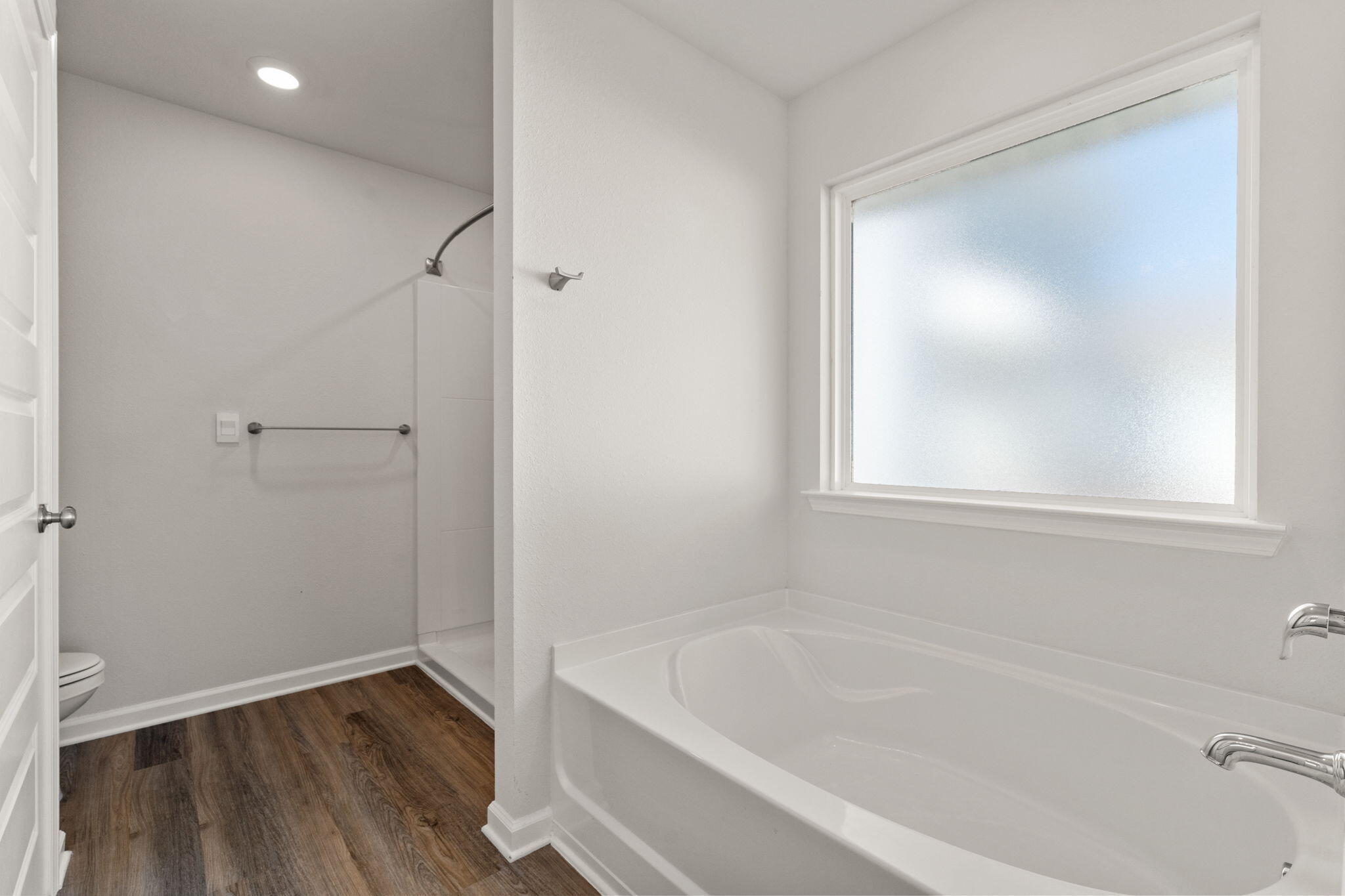 6570 Atkins Road Panama City, FL 32404 - Photo 29 of 50 a bathroom with a bathtub and a window