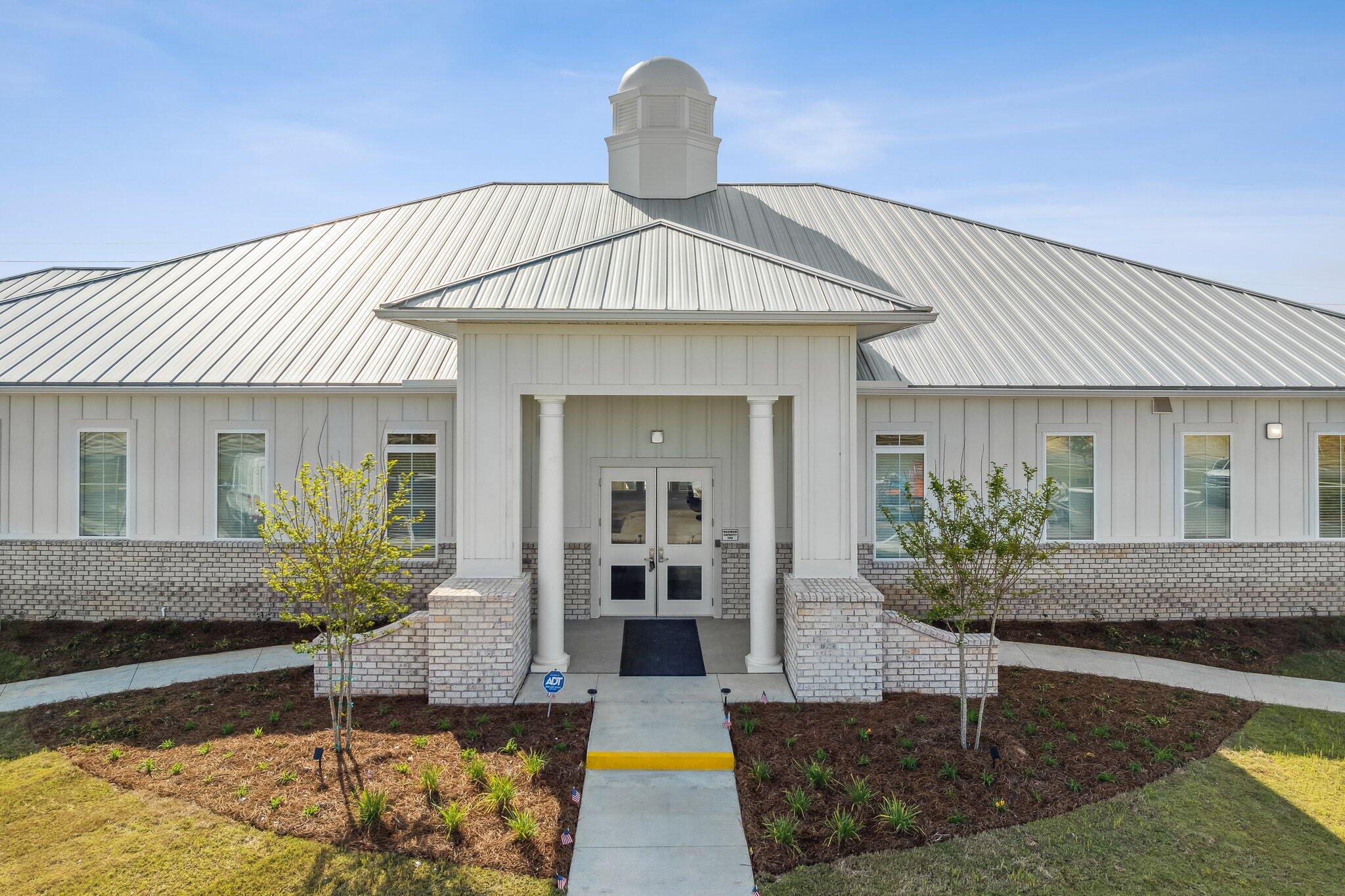 6570 Atkins Road Panama City, FL 32404 - Photo 37 of 50 a front view of a house with garden