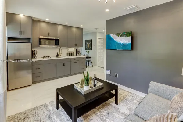 $1,850 | 2302 Taylor Street, Unit 2, Hollywood, FL 33020