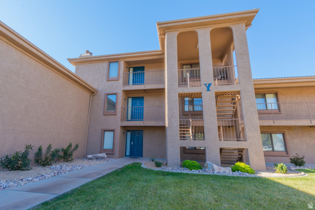 View of apartment building / complex