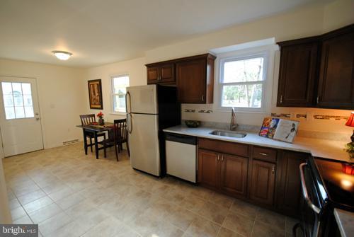 Chef's Kitchen with Ceramic Tile
