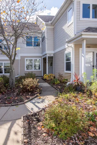 $305,000 | 728 Cobblestone Way, Chelsea, MI 48118