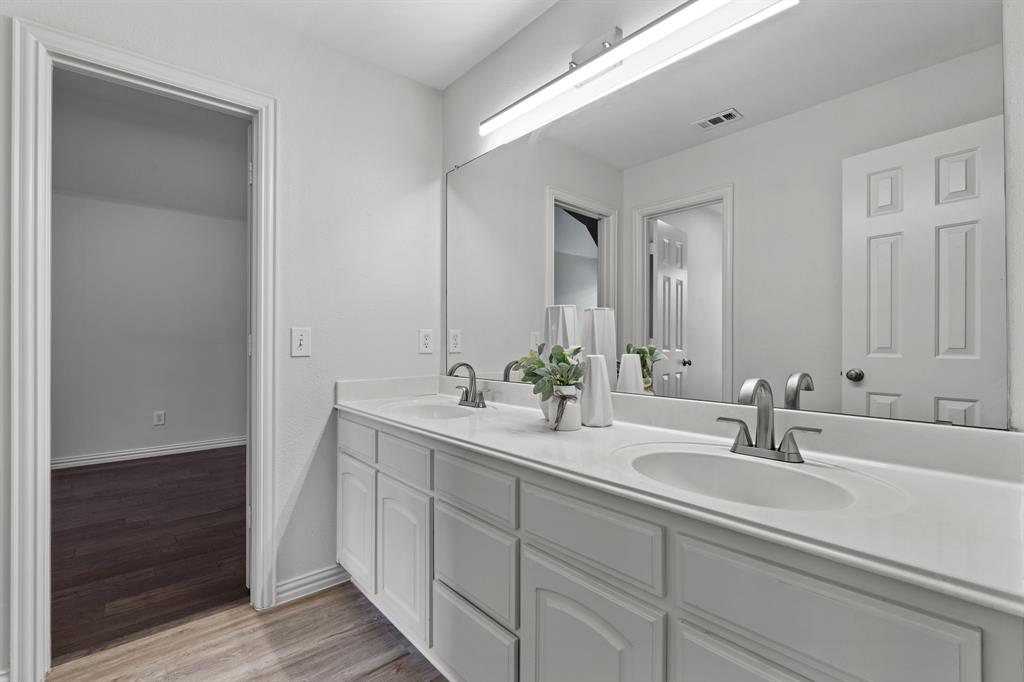 4821 Ravendale Drive Richardson, TX 75082 - Photo 33 of 40 a bathroom with a sink and a mirror