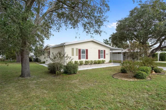 a view of a house with backyard and garden