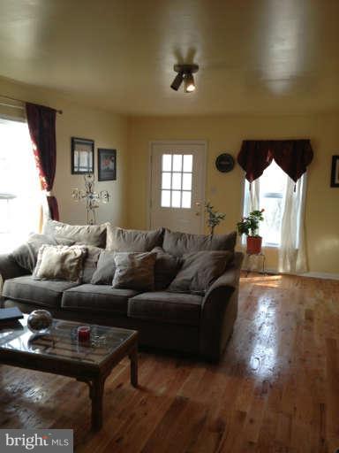 892 Laurel Grove Road Winchester, VA 22602 - Photo 4 of 25 Living Room