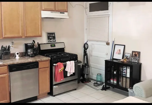 $2,295 | 3325 North Lakewood Avenue, Unit GDN, Chicago, IL 60657