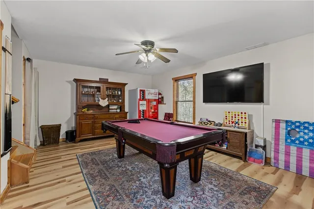 a view of a backyard