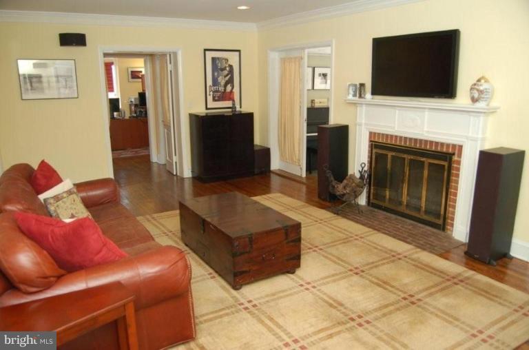 205 Longwood Road Baltimore, MD 21210 - Photo 4 of 18 Living Room