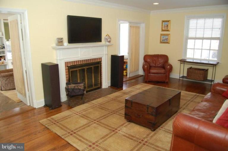 205 Longwood Road Baltimore, MD 21210 - Photo 5 of 18 Living Room #2