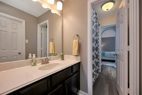 a en suite bathroom with a double vanity sink and mirror