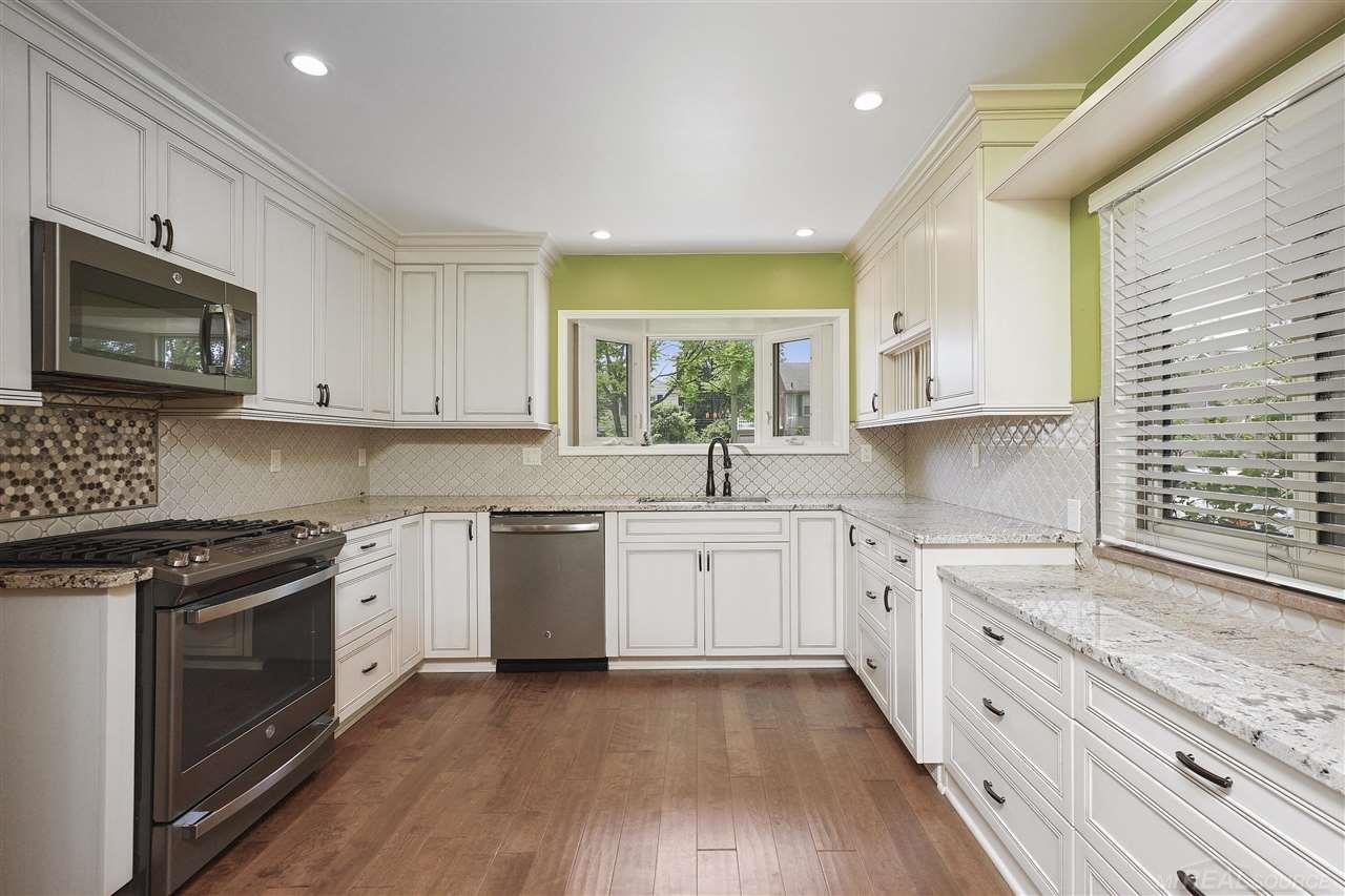 1622 Prestwick Road Grosse Pointe, MI 48236 - Photo 9 of 39 50047451-8.JPG