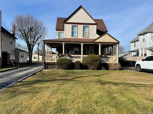 $2,800 | 32 Park Avenue, Unit 6, Amityville, NY 11701