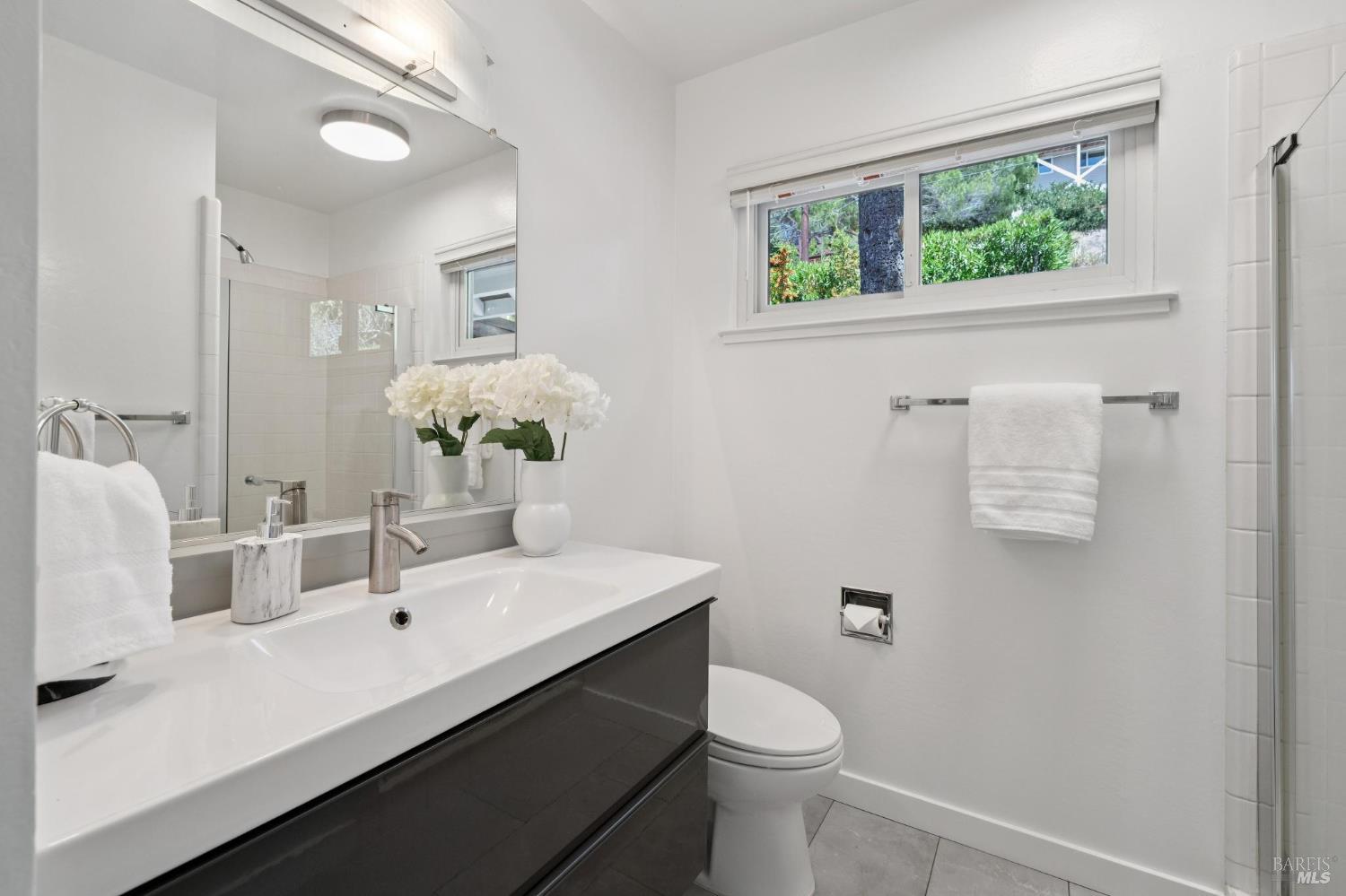 116 Maywood Way San Rafael, CA 94901 - Photo 41 of 64 Upper level hall bath