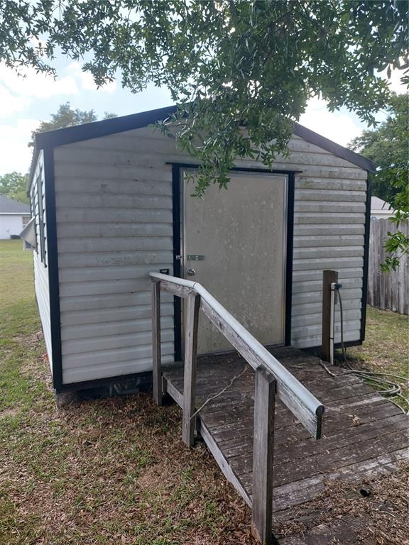9706 Southwest 30th Terrace Ocala, FL 34476 - Photo 13 of 16 a backyard of a house with a tree